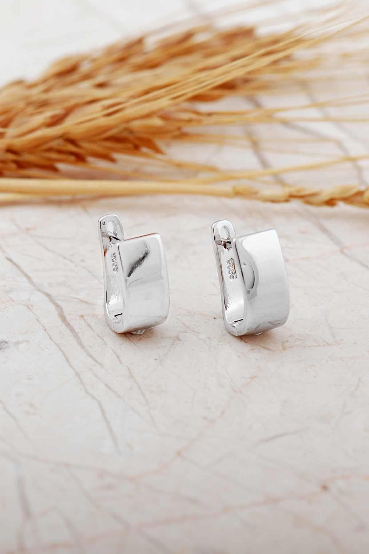 Plaka Tasarım Rodyumlu Gümüş J Küpe 7321