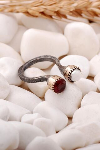 Kök Yakut ve İnci Taşlı Çift Başlıklı Gümüş Yüzük 180