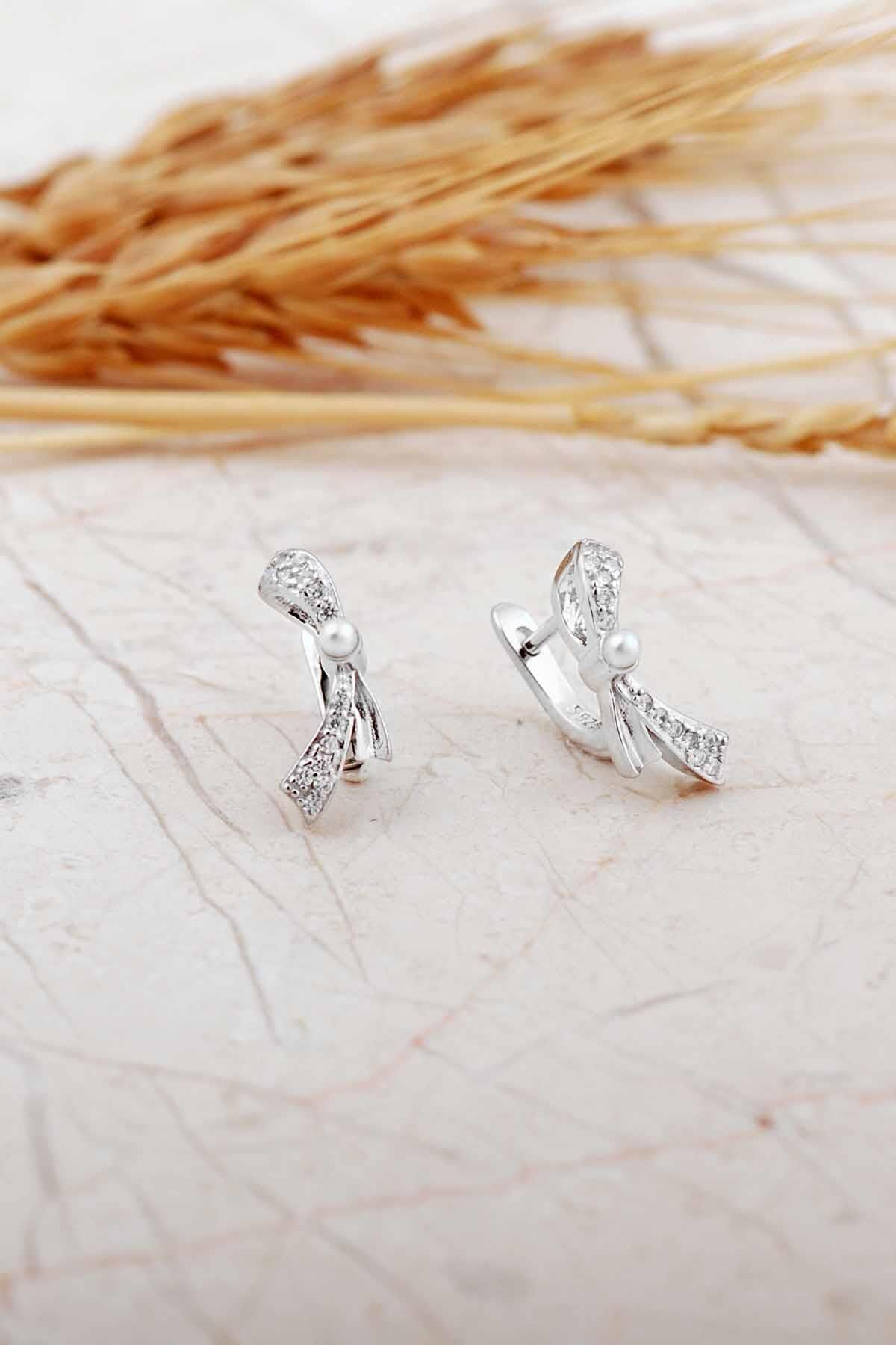 İncili Fiyonk Rodyumlu Gümüş J Küpe 7328