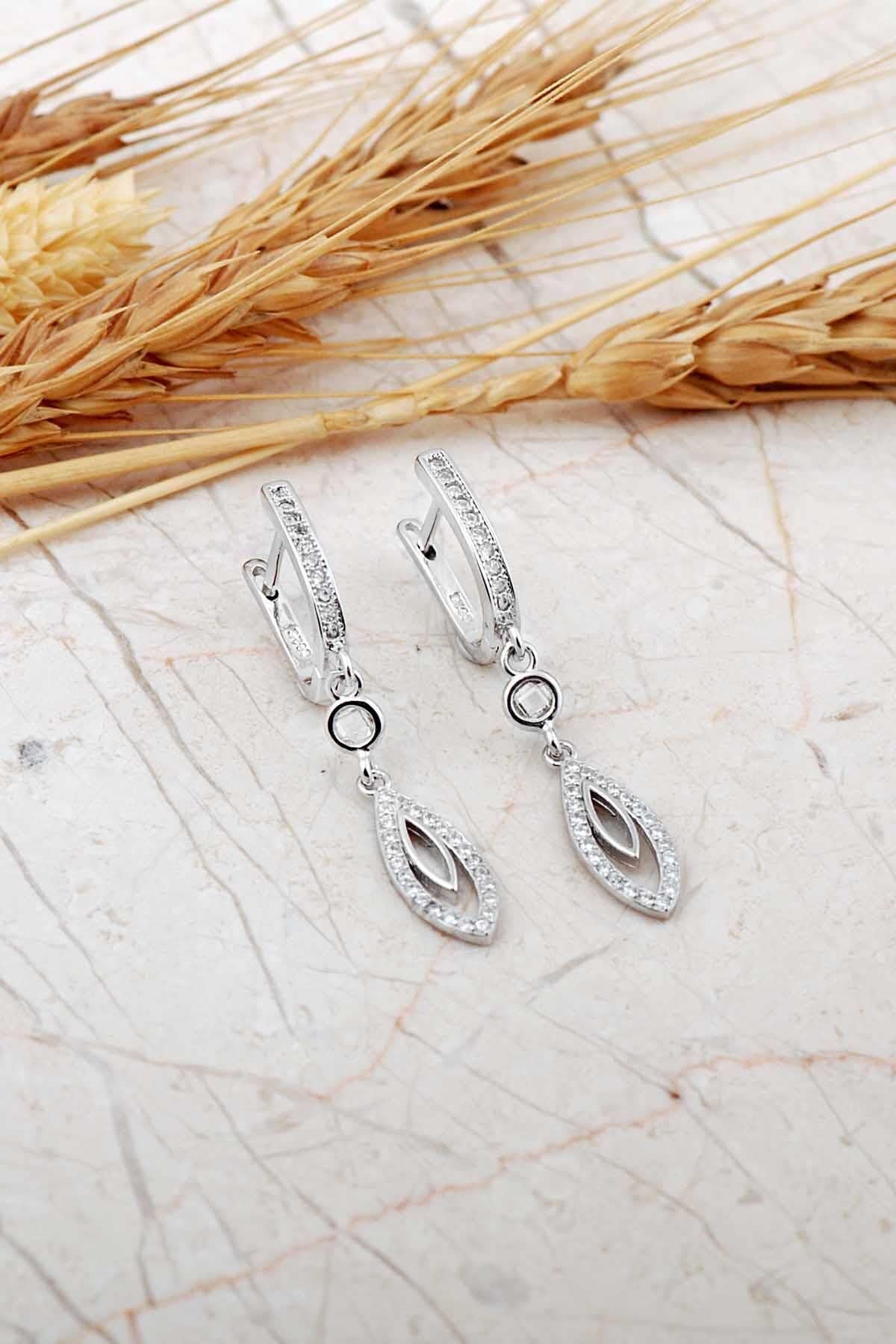 Tasarım Sallantılı Rodyumlu Gümüş J Küpe 7333