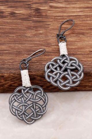 Kazaziye İşlemeli Aşk Düğümü Gümüş Küpe 4225