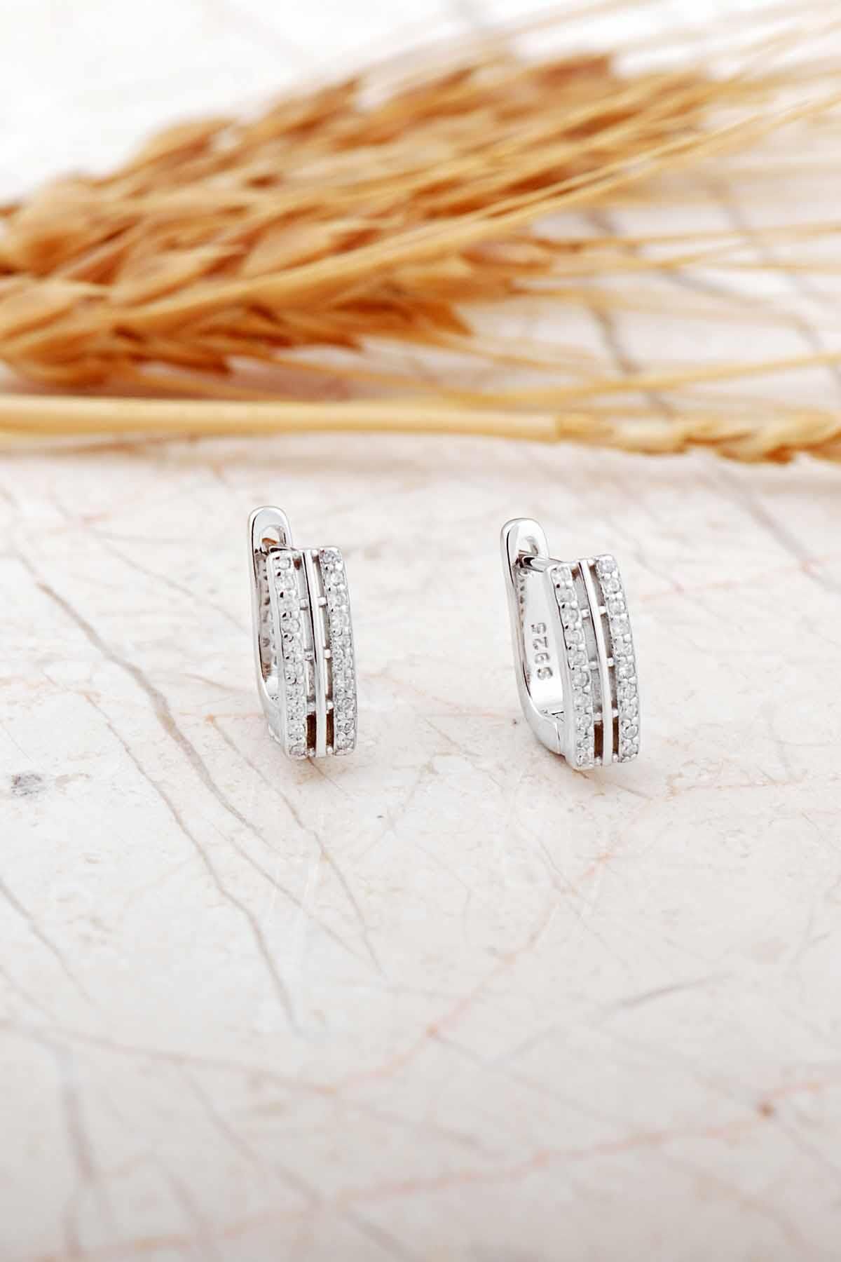 Taşlı Tasarım Rodyumlu Gümüş J Küpe 7343