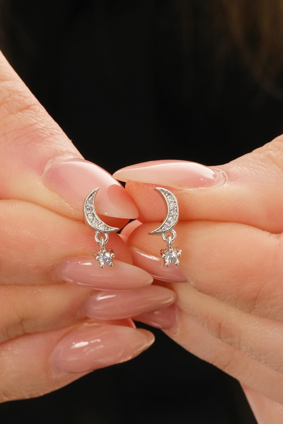 Taşlı Ay Rodyumlu Mini Gümüş Küpe 7348