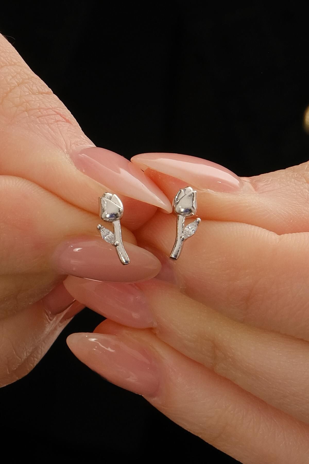 Taşlı Lale Rodyumlu Mini Gümüş Küpe 7350