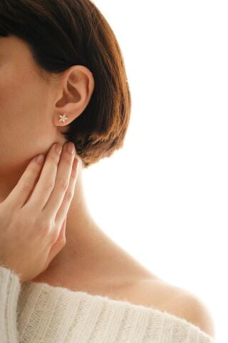 Taşlı Yasemin Çiçeği Altın Kaplama Mini Gümüş Küpe 7353