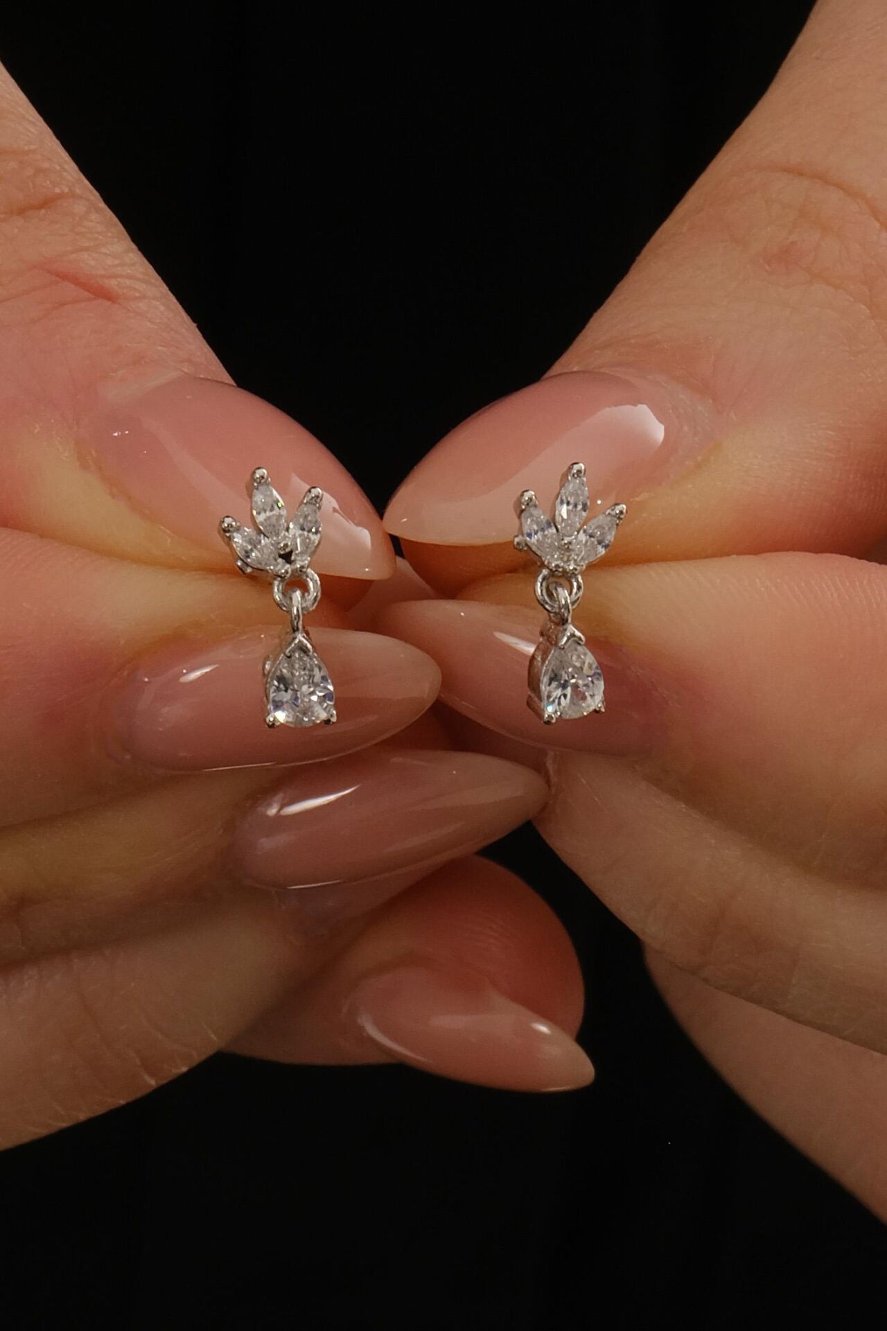 Rodyumlu Lotus Çiçeği Damla Sallantılı Mini Gümüş Küpe 7356