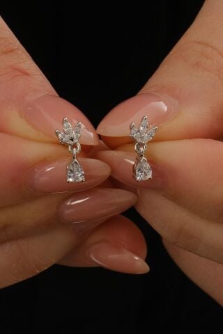 Rodyumlu Lotus Çiçeği Damla Sallantılı Mini Gümüş Küpe 7356