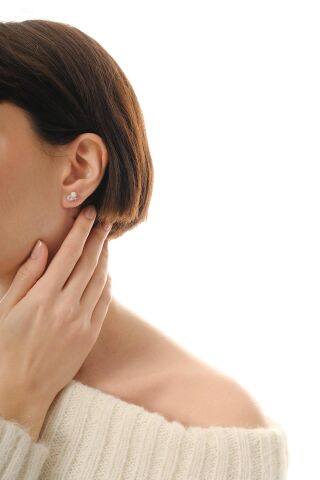 İncili Deniz Kabuğu Yıldızı Rodyumlu Mini Gümüş Küpe 7367