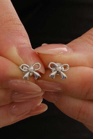 İncili Fiyonk Rodyumlu Mini Gümüş Küpe 7368