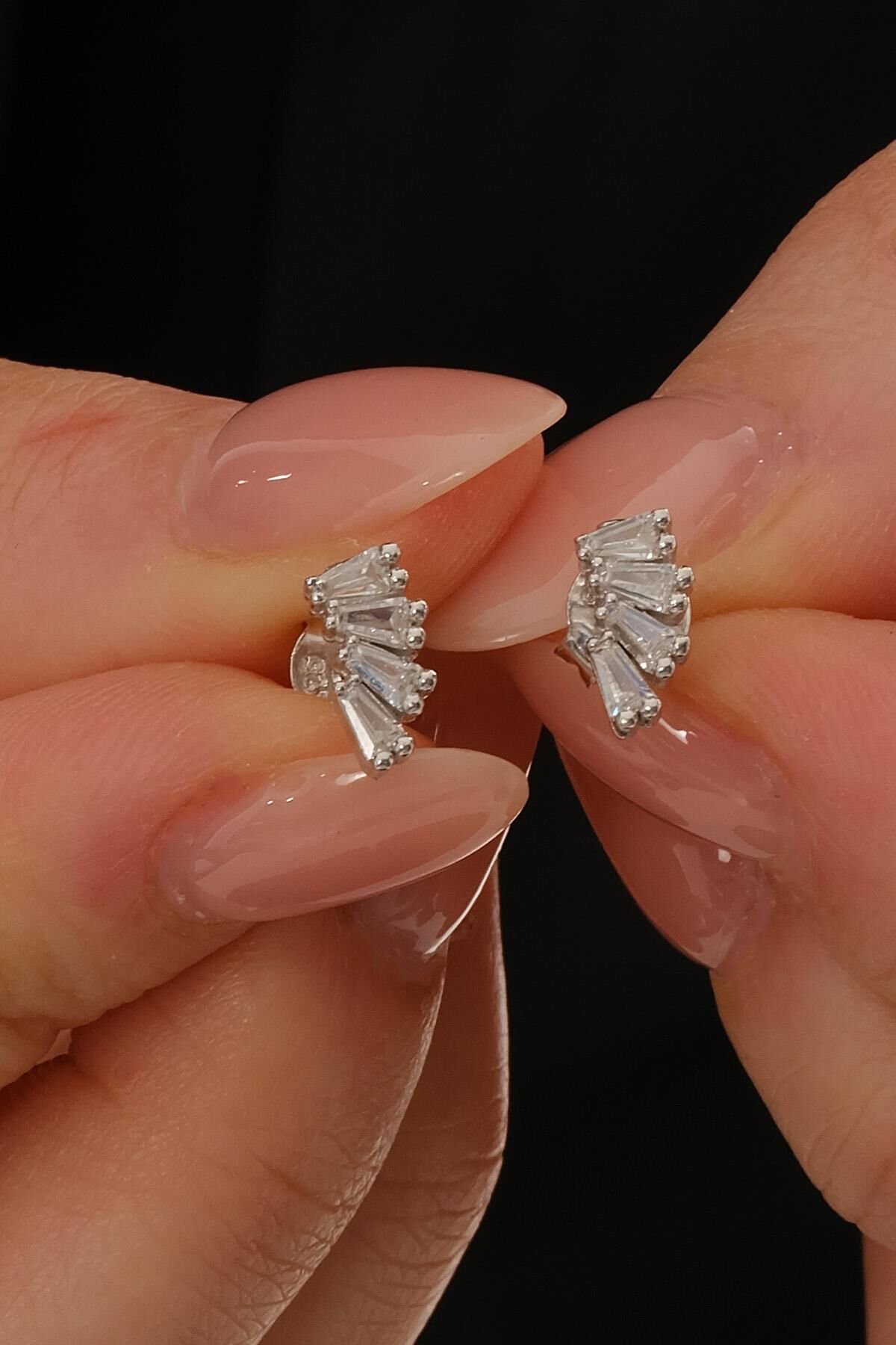 Baget Taşlı Rodyumlu Mini Gümüş Küpe 7376