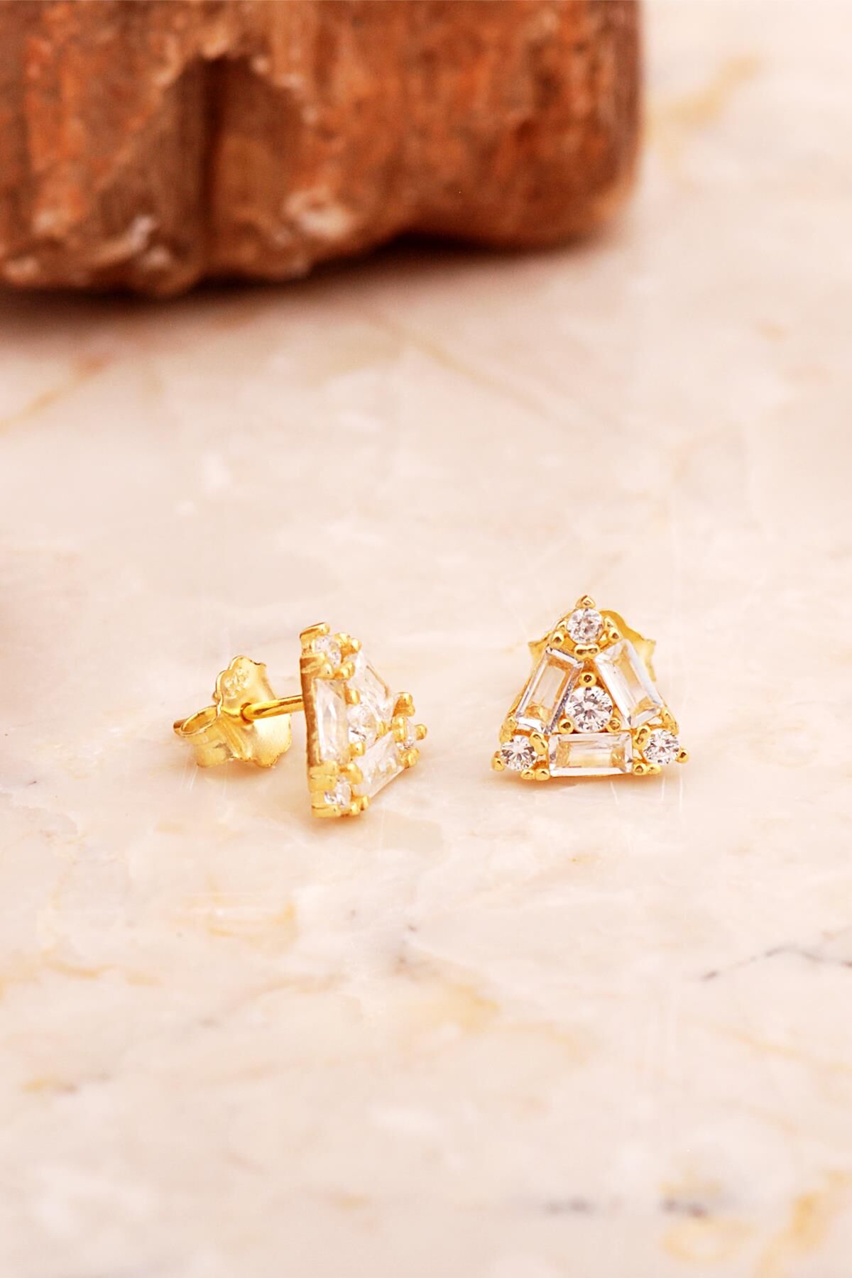 Baget Taşlı Üçgen Mini Altın Kaplama Gümüş Küpe 6915