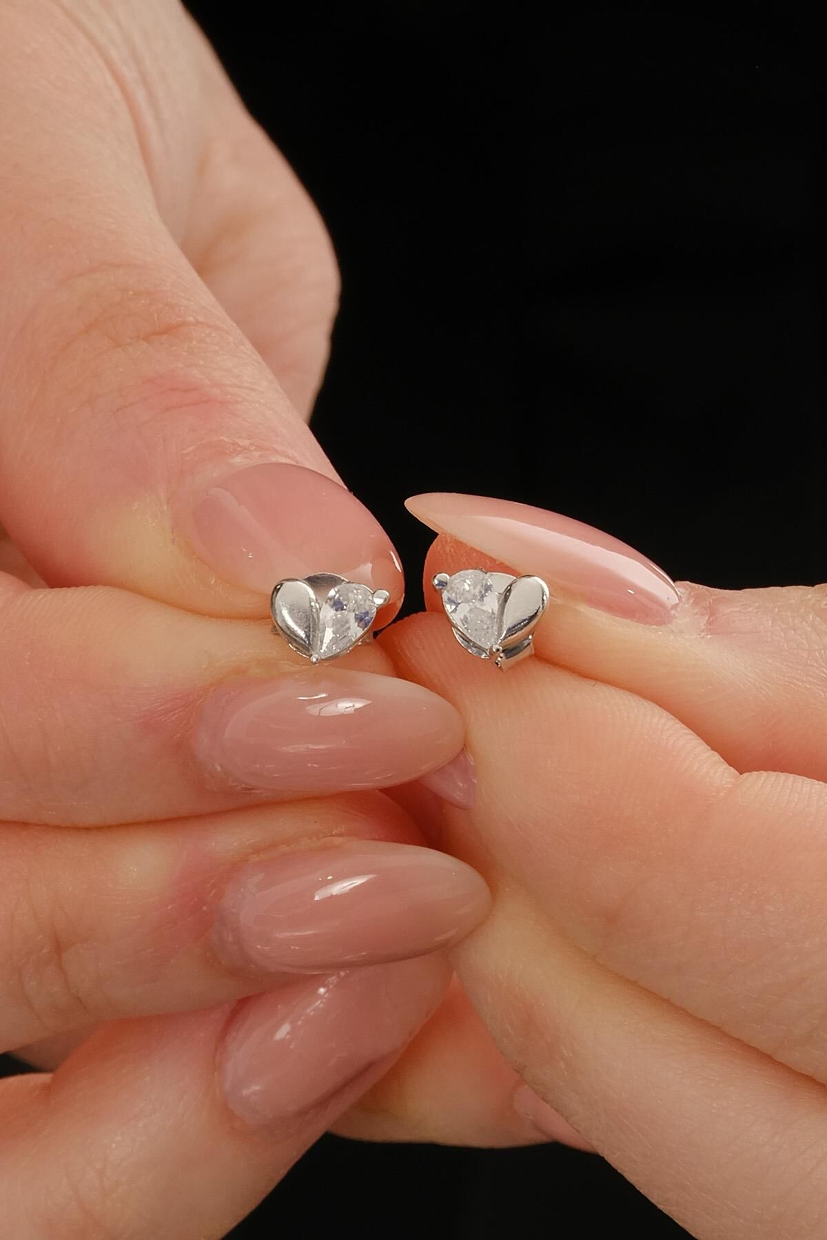 Taşlı Kalp Rodyumlu Mini Gümüş Küpe 7390