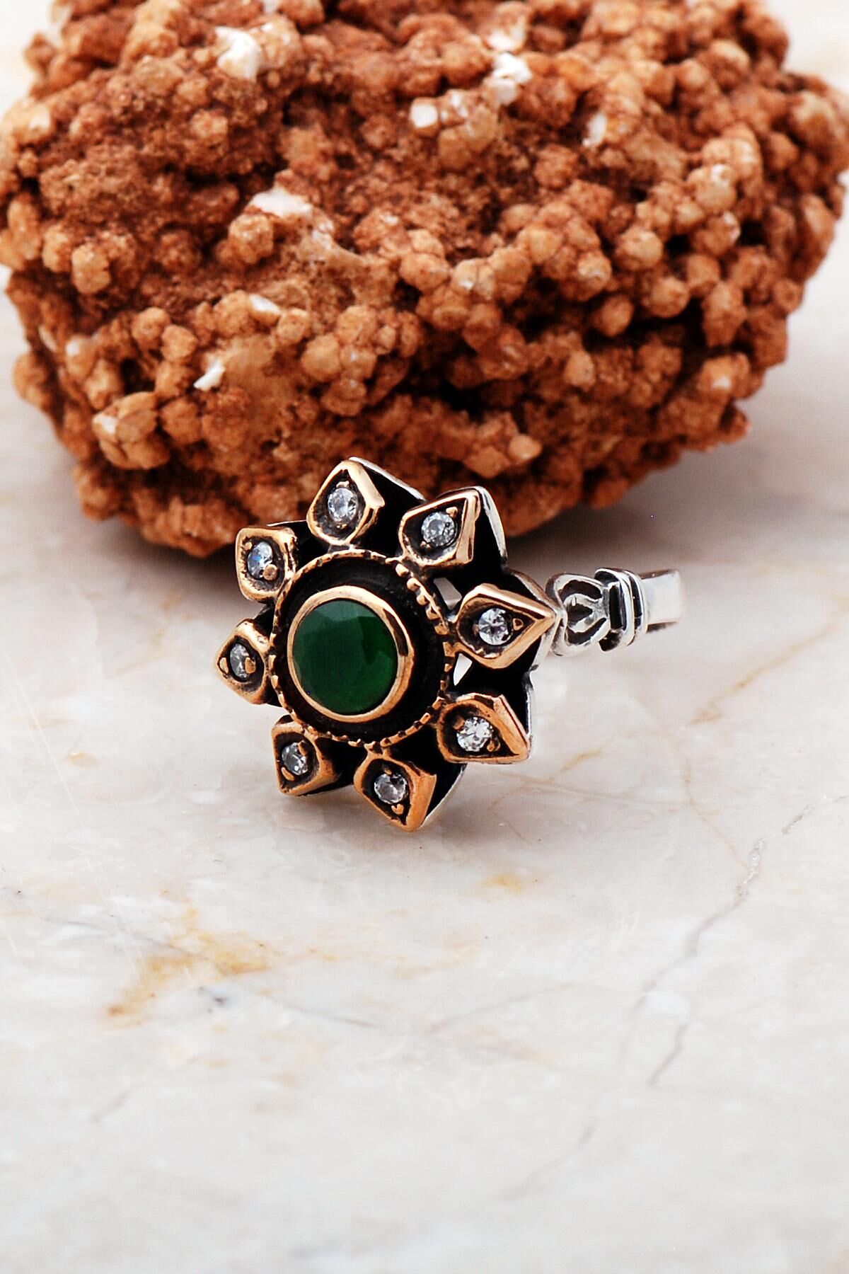 Kök Zümrüt Taşlı Güneş Modeli Elişi Gümüş Yüzük 3164