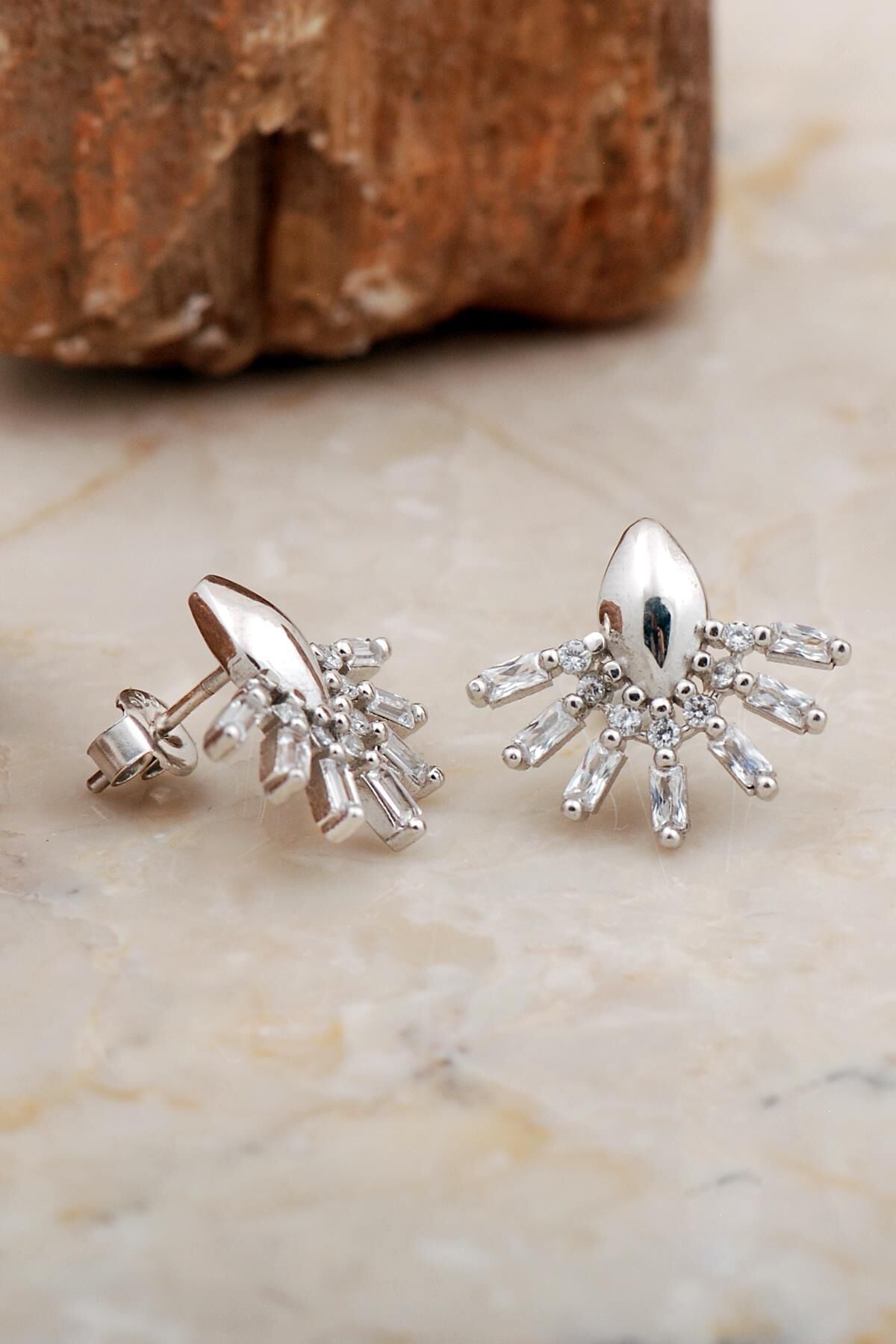 Baget Taşlı Rodyumlu Gümüş Yelpaze Küpe 6939