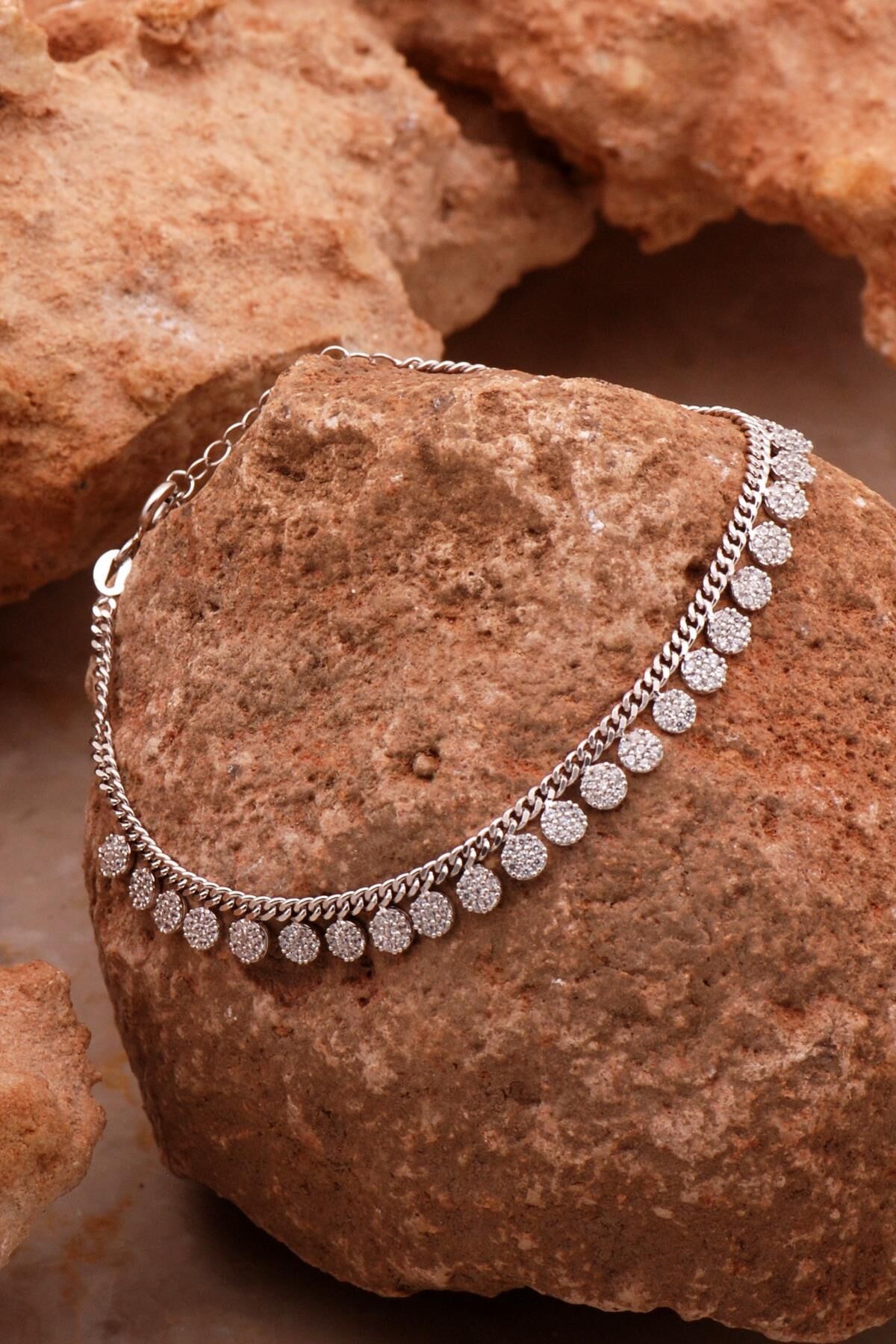 Gurmet Sıra Taşlı Rodyumlu Gümüş Bileklik 4369