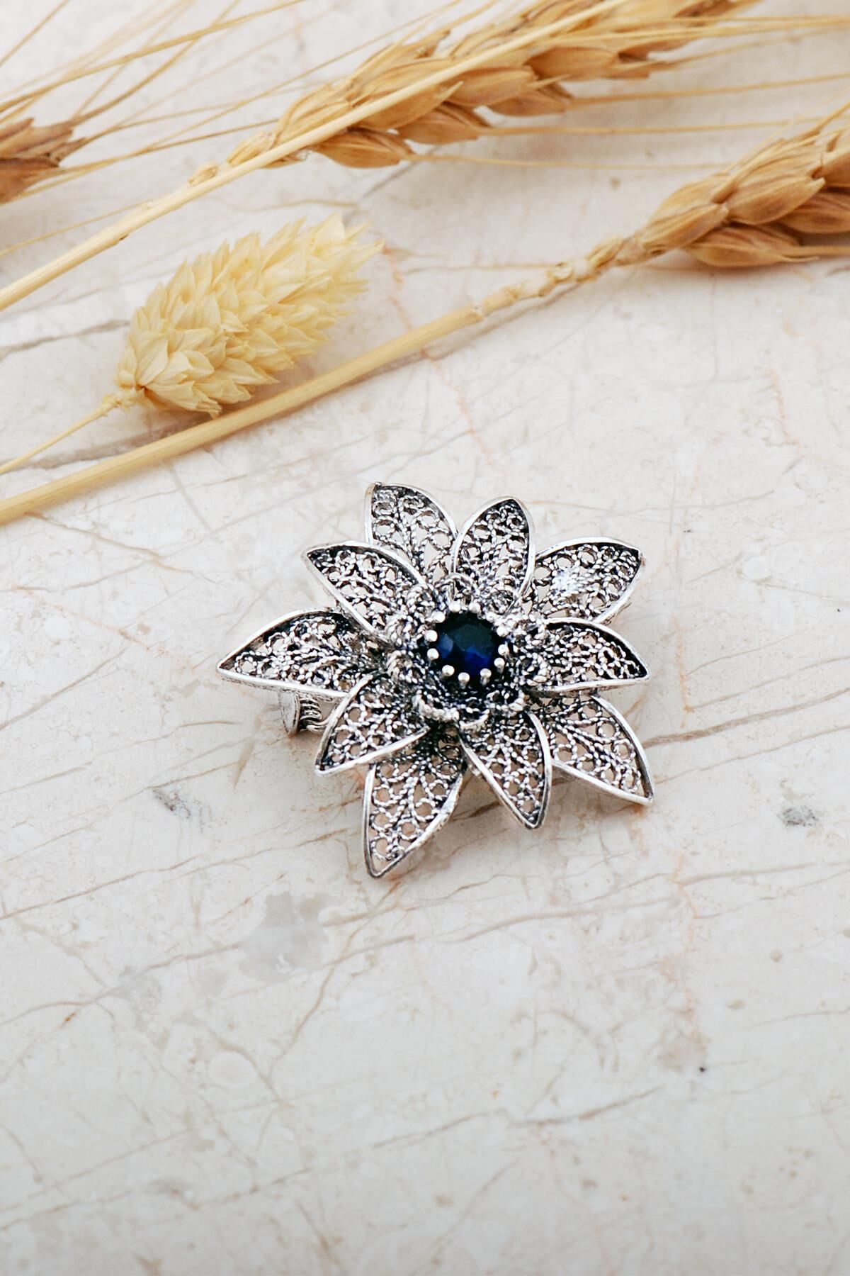 Safir Taşlı Lotus Telkari Elişi Gümüş Broş 358