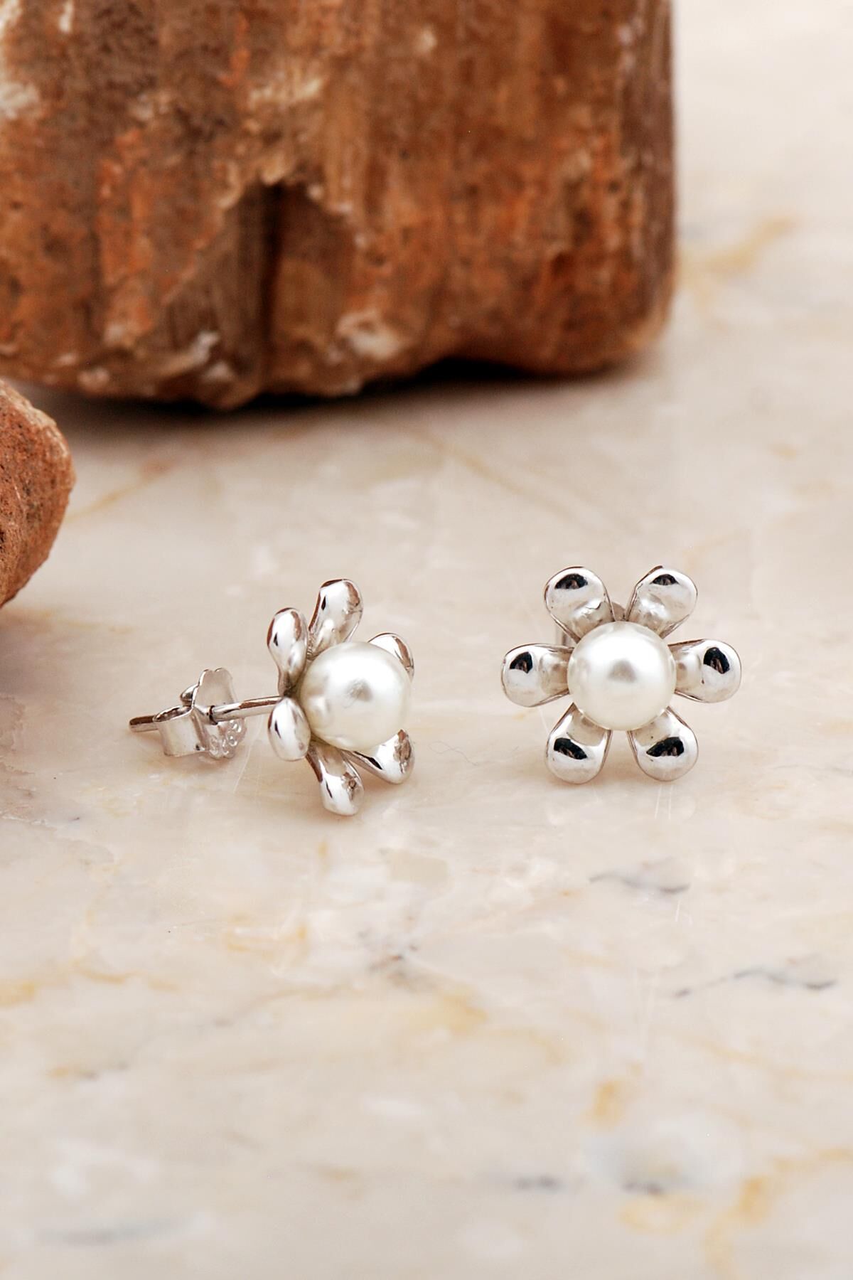 Çiçek İncili Rodyumlu Gümüş Küpe 6949