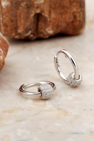 Taşlı Top Tasarım Rodyumlu Gümüş Halka Küpe 6958