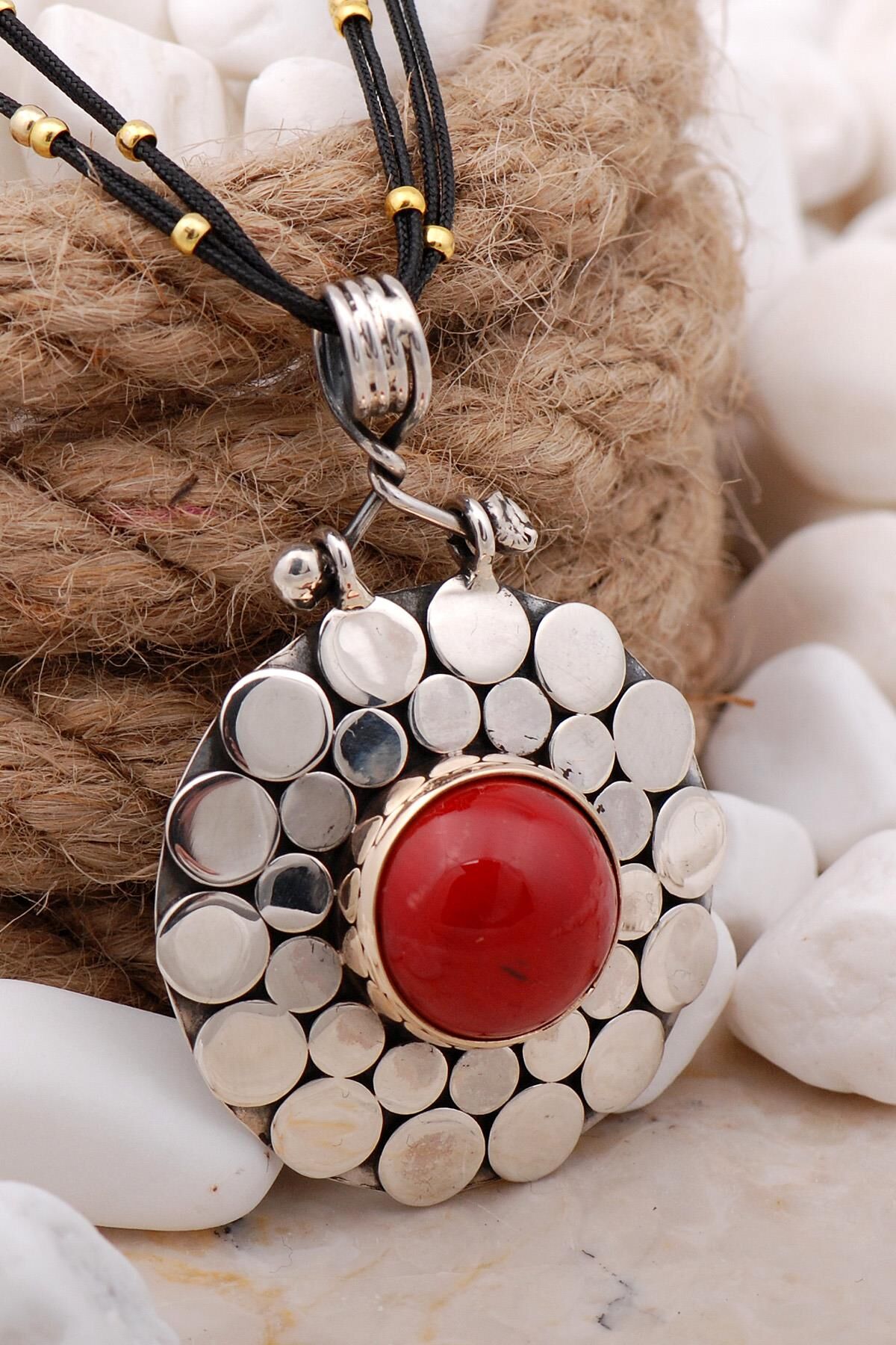 Mercan Taşlı Pullu Elişi Gümüş Kolye 7432