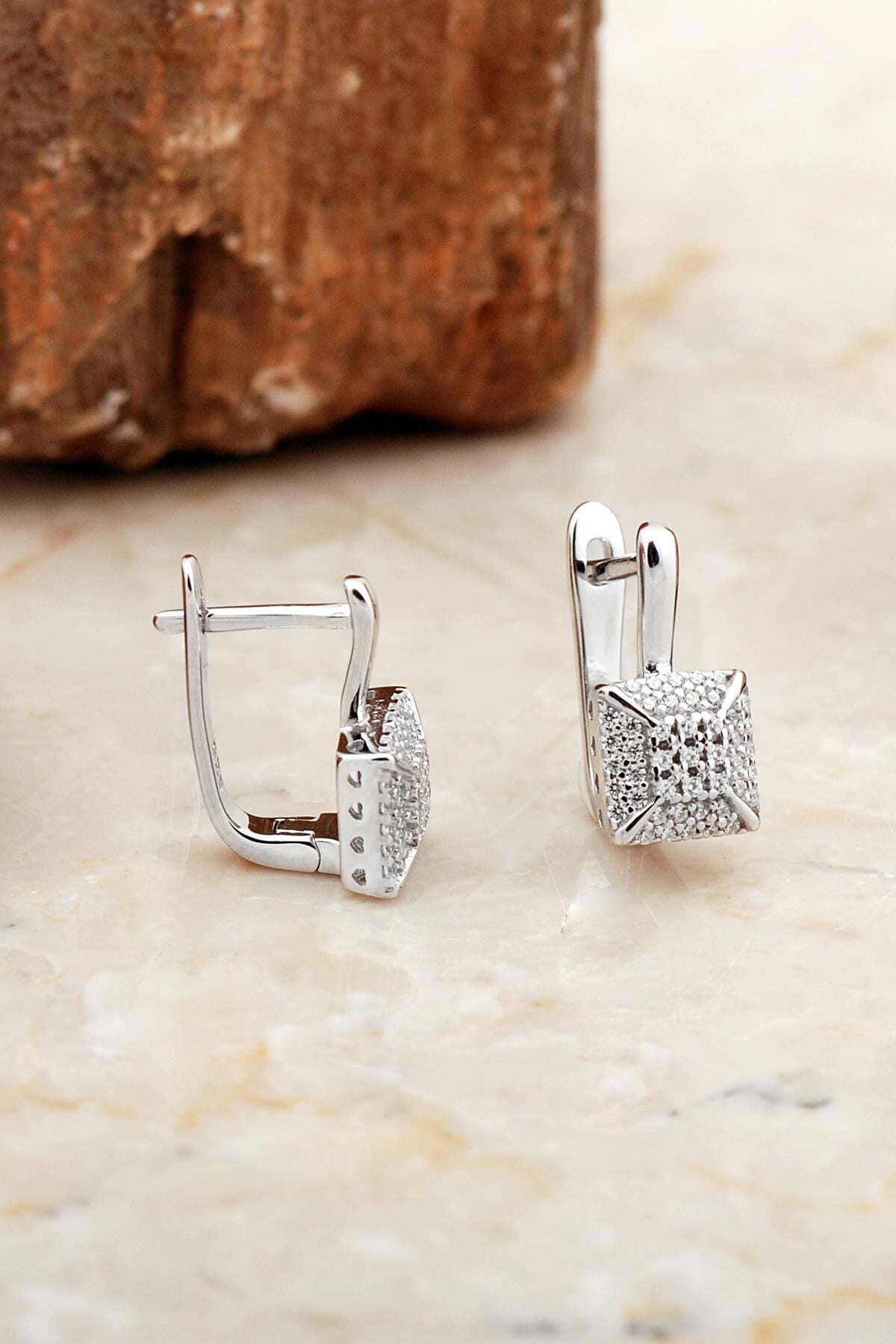 Zirkon Taşlı Rodyumlu Parlak Gümüş J Küpe 6959