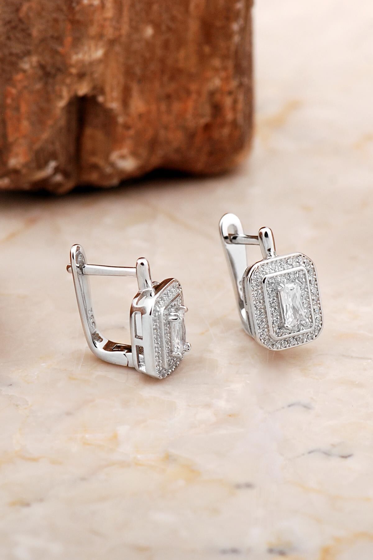 Baget Model Rodyumlu Parlak Gümüş J Küpe 6960