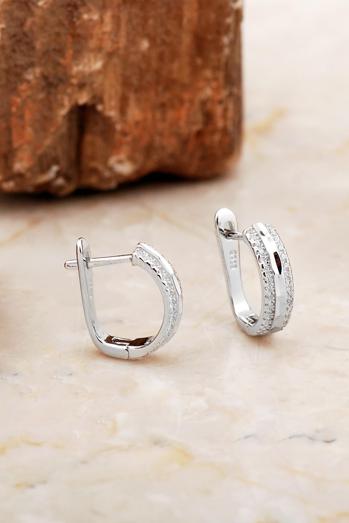 Rodyumlu Taşlı Parlak Gümüş J Küpe 6962