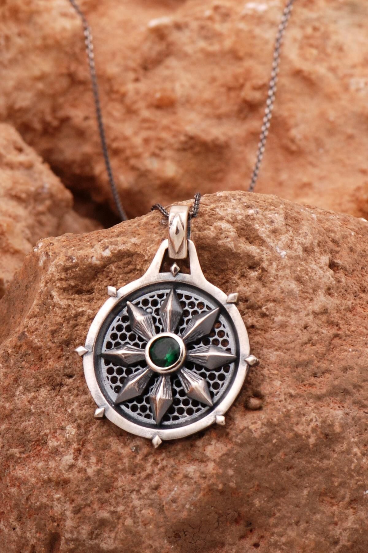Yeşim Taşlı Antik Tasarım Pusula Gümüş Kolye 7944