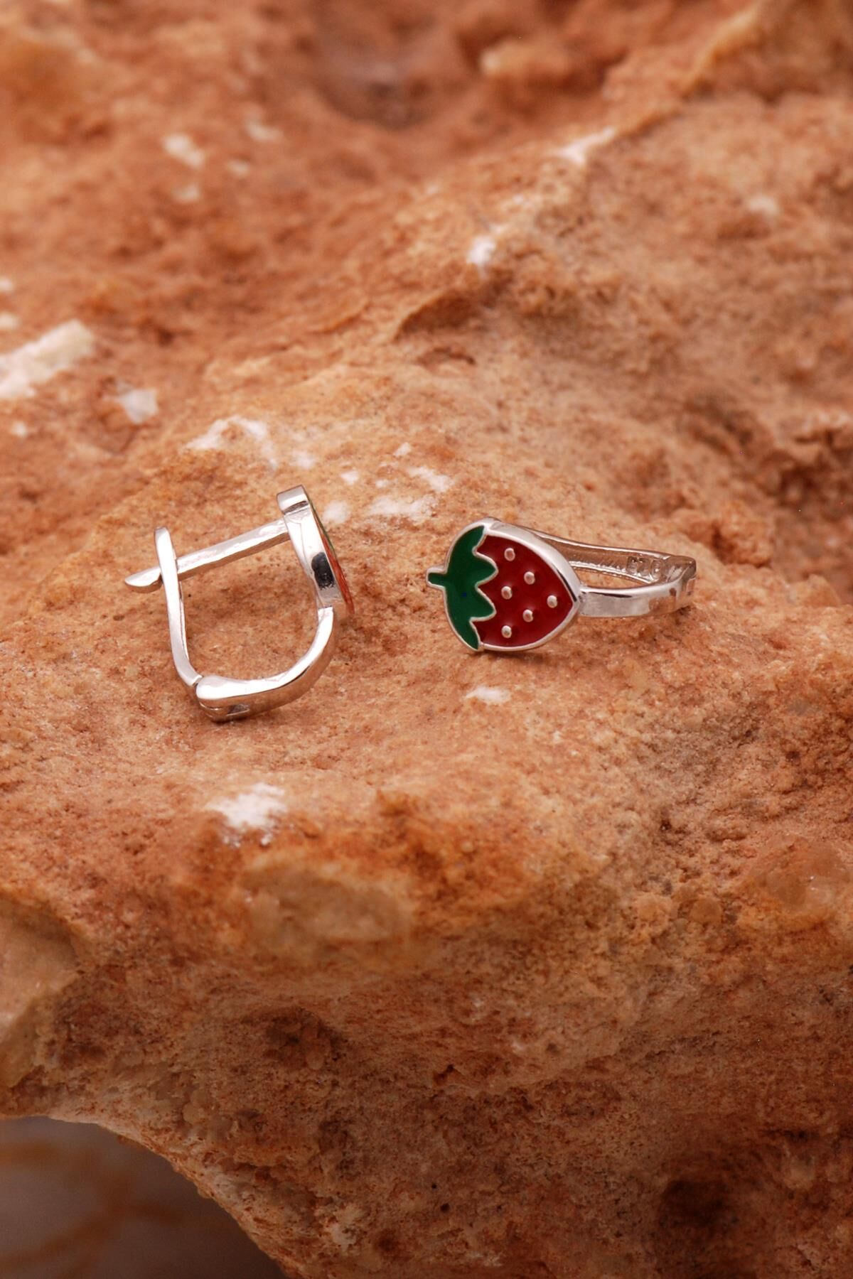 Çilek Mineli Gümüş Çocuk Küpe 6145