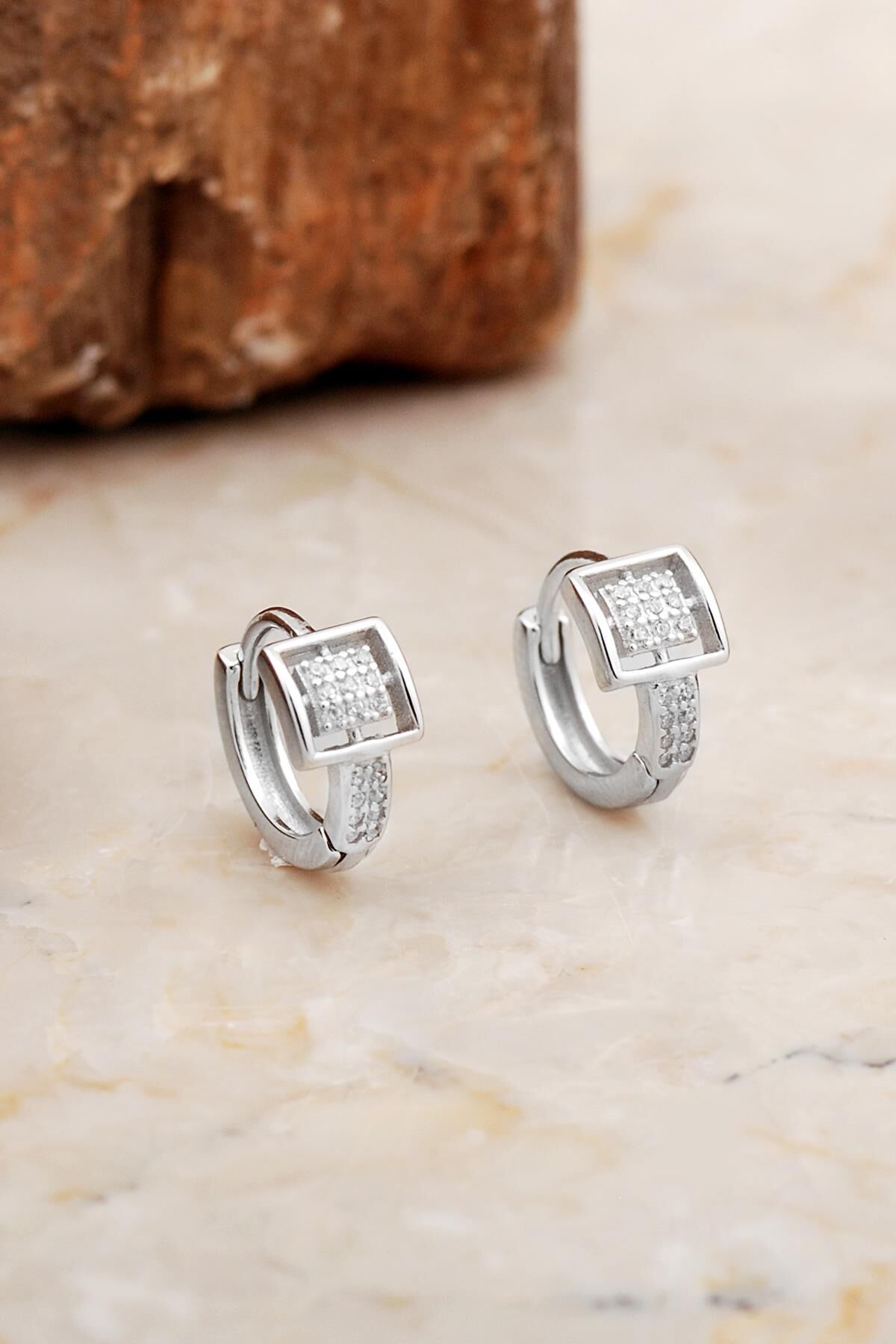 12 Mm Rodyumlu Tasarım Gümüş Halka Küpe 6975