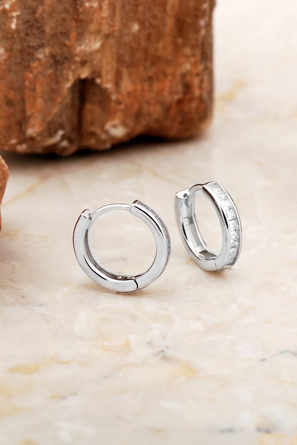 14 Mm Baget Taşlı Rodyumlu Gümüş Halka Küpe 6977