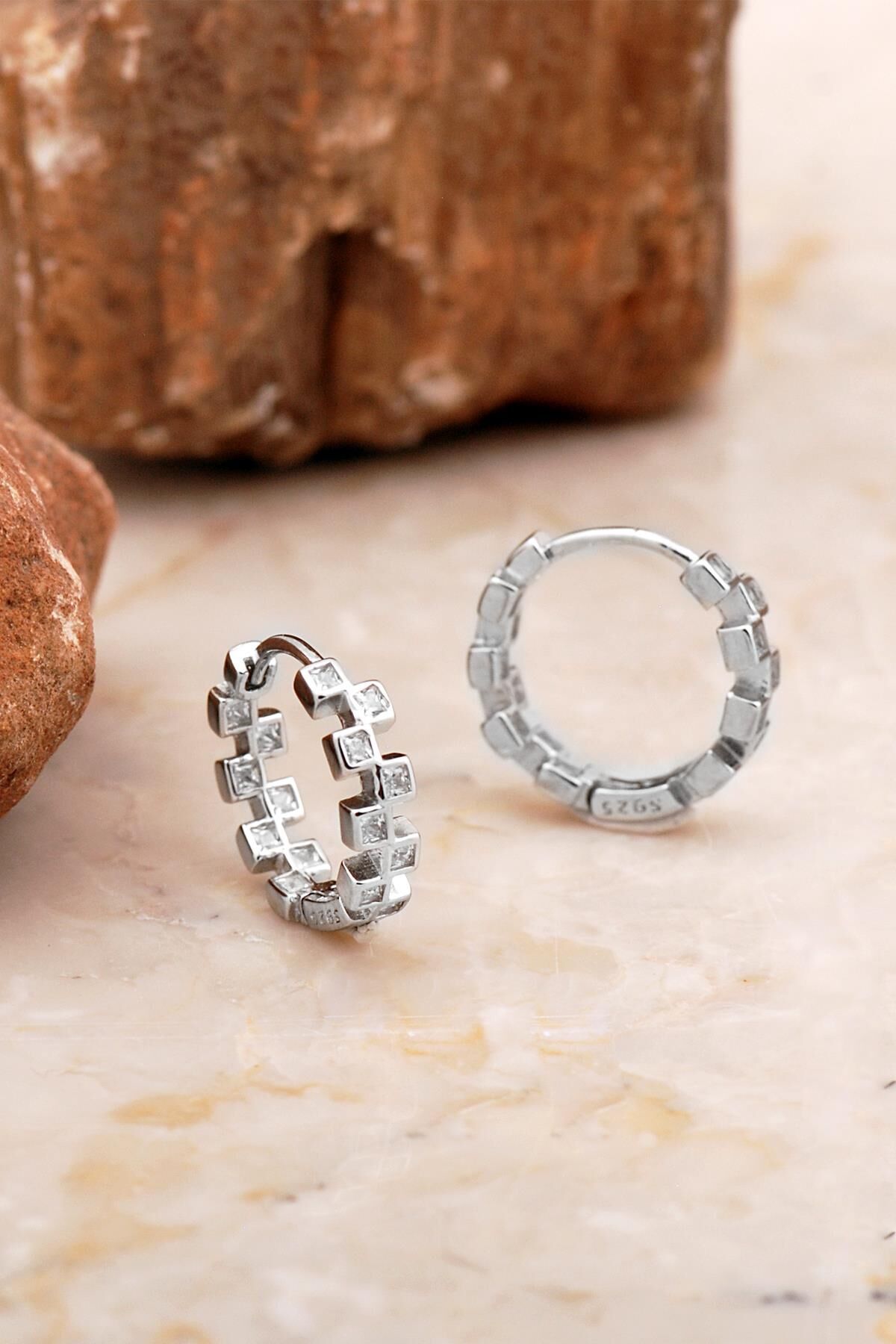 16 Mm Tasarım Rodyumlu Basamak Gümüş Halka Küpe 6981