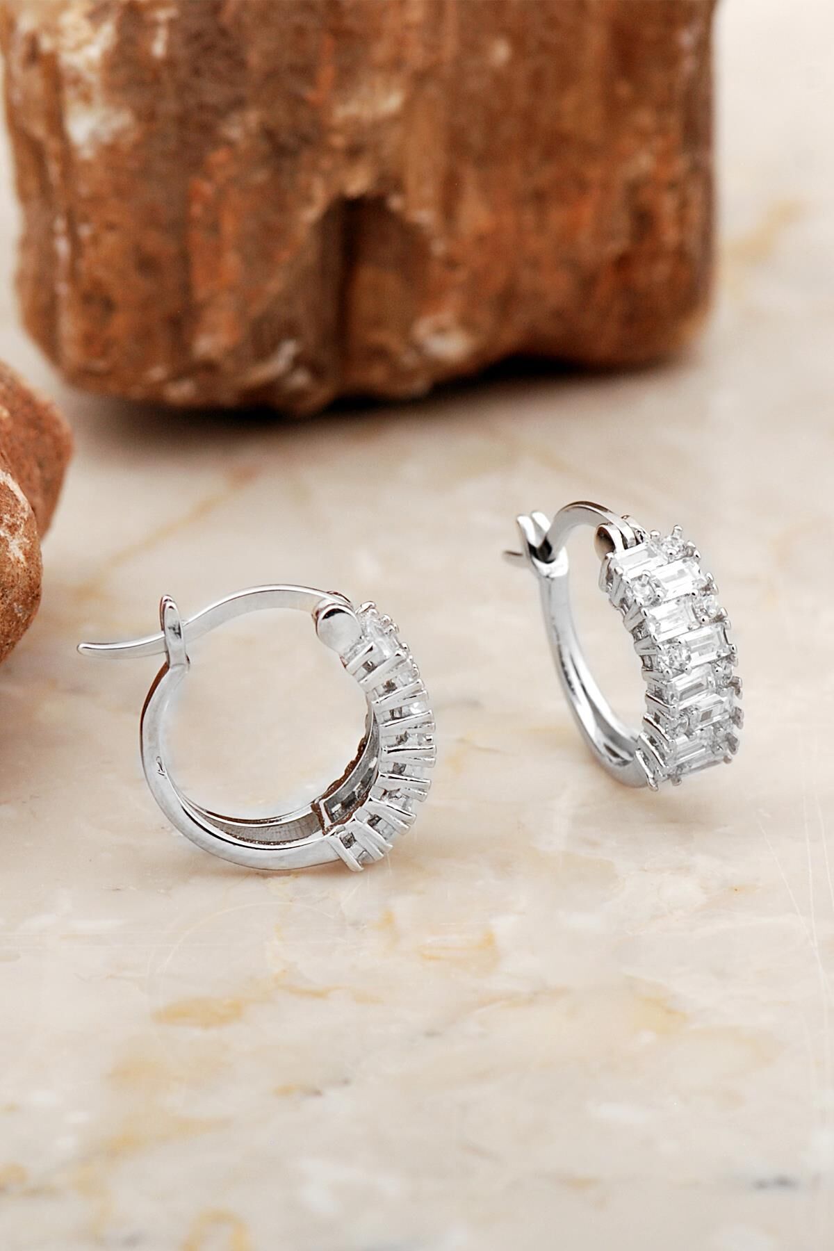 15 Mm Baget Taşlı Rodyumlu Gümüş Halka Küpe 6982