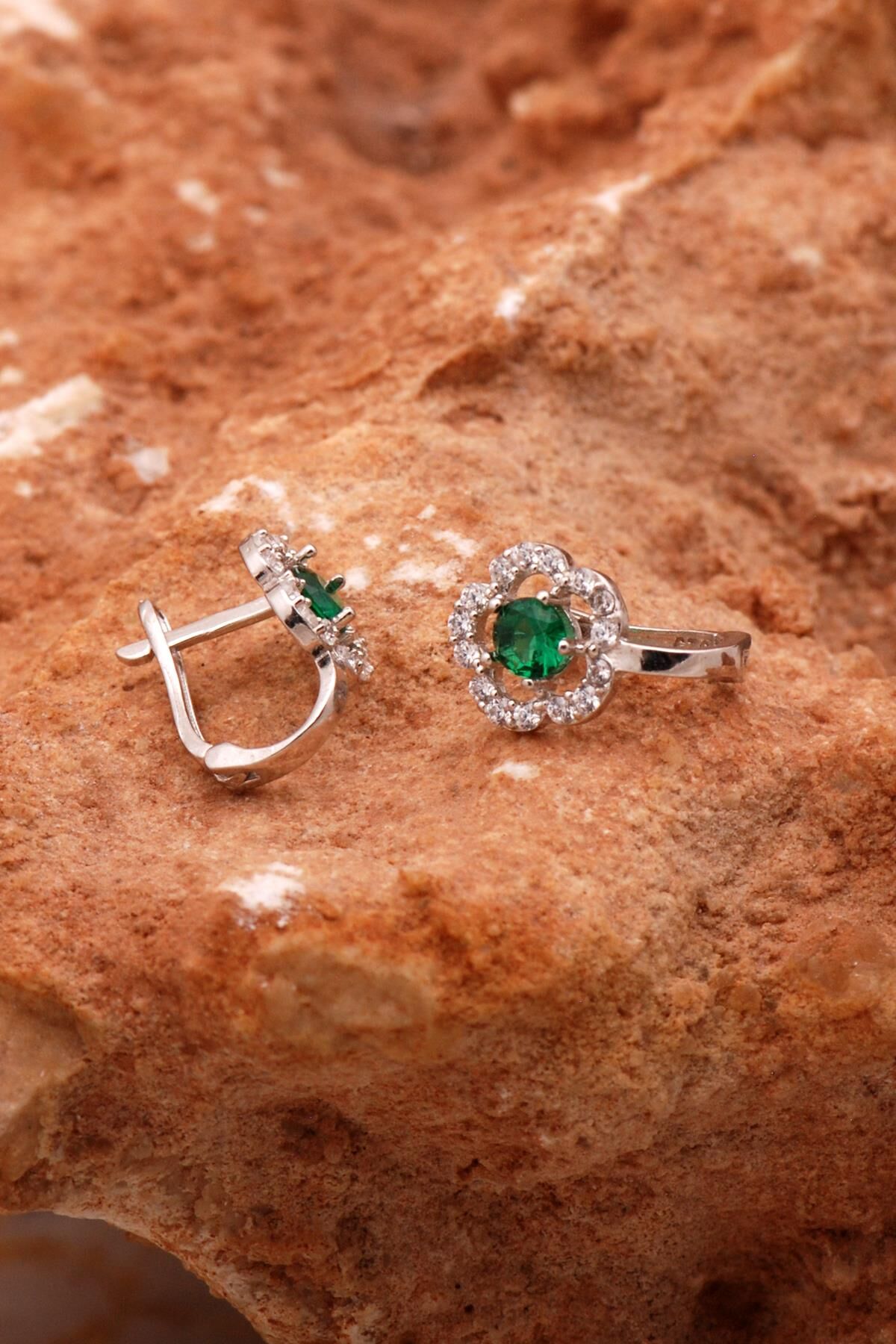 Yeşim Taşlı Çiçek Gümüş Çocuk Küpe 6156