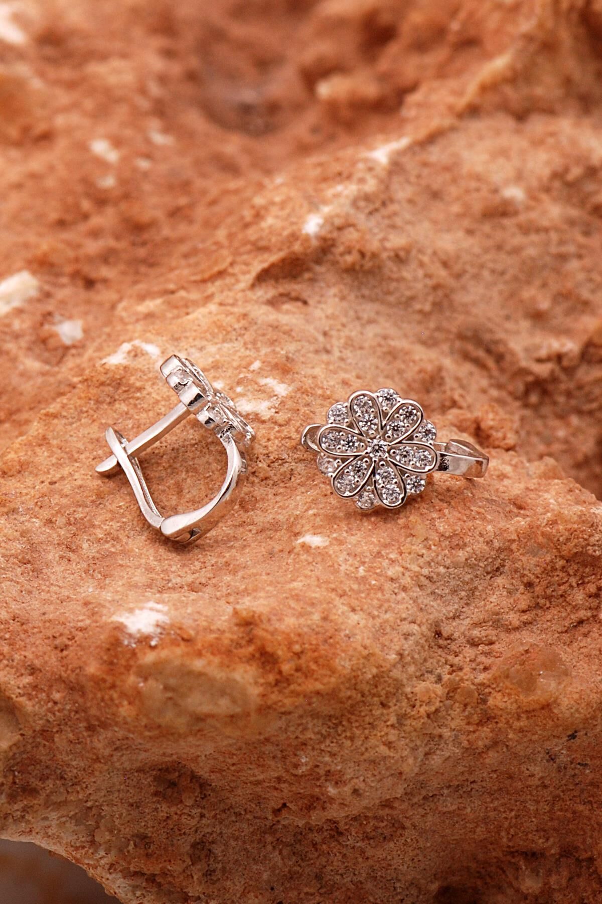 Taşlı Çiçek Gümüş Çocuk Küpe 6157