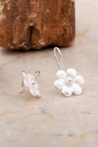 Telkari İşlemeli Elişi Nergis Çiçeği Gümüş Küpe 6989