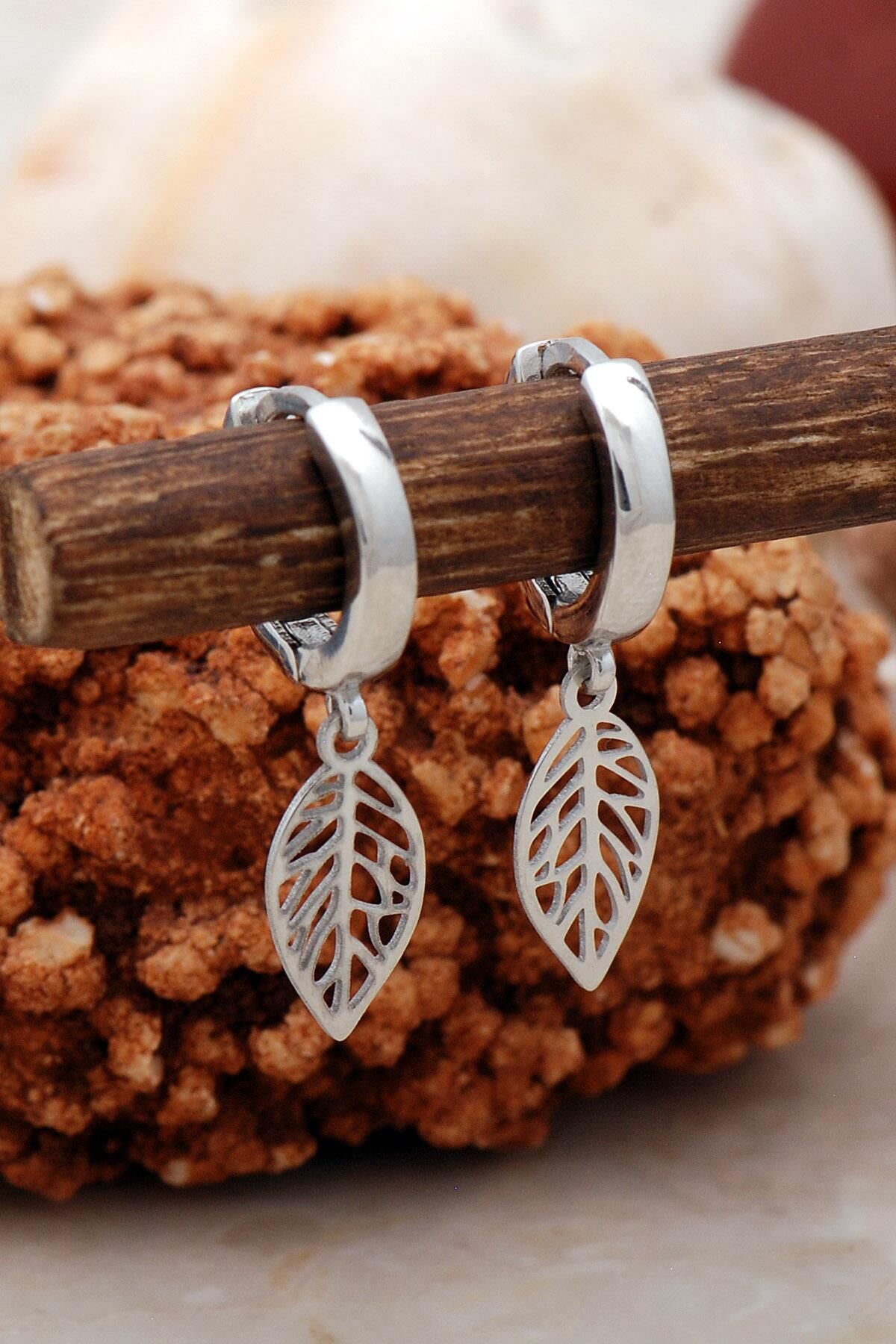 Defne Yaprağı Rodyumlu Gümüş Küpe 5426