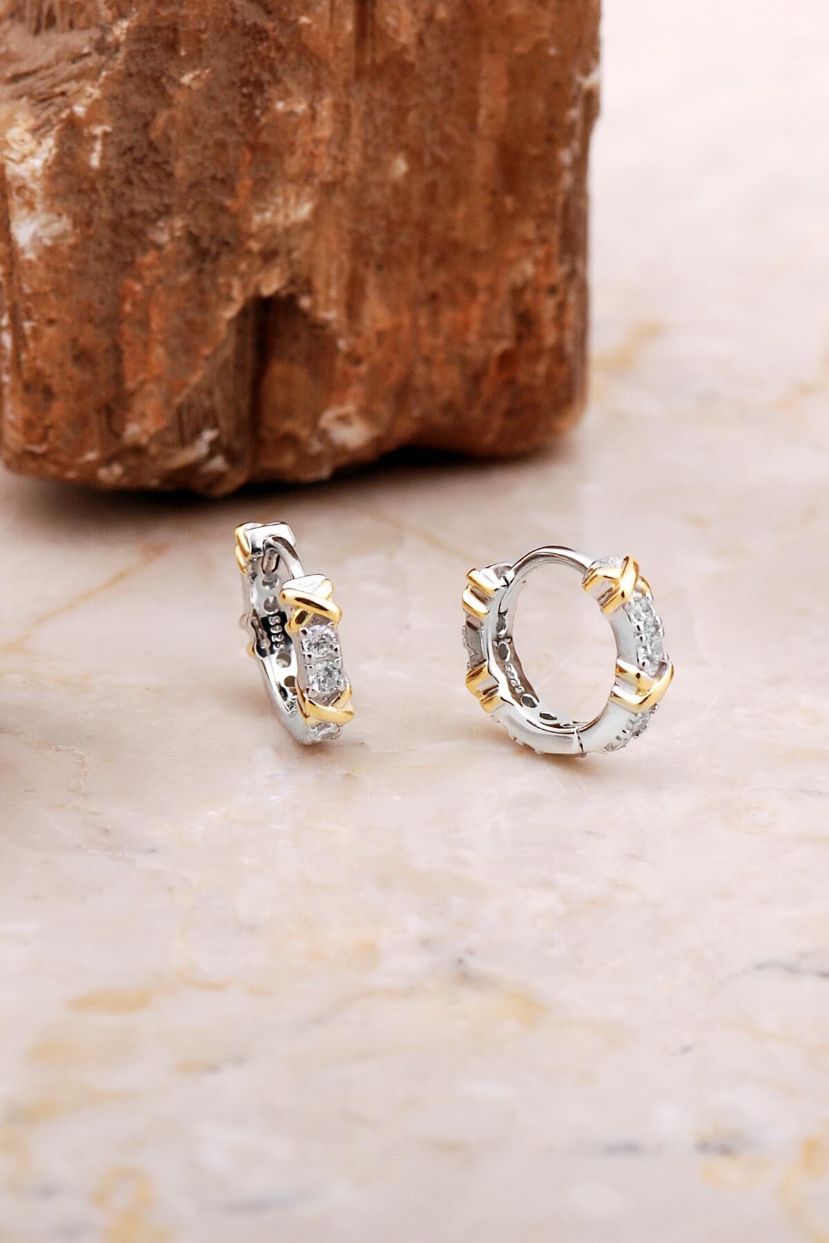 13 Mm Taşlı Tasarım Rodyumlu Gümüş Halka Küpe 7022