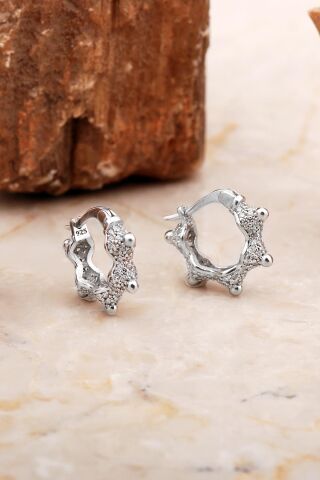 Taç Tasarım Rodyumlu Gümüş Halka Küpe 7024